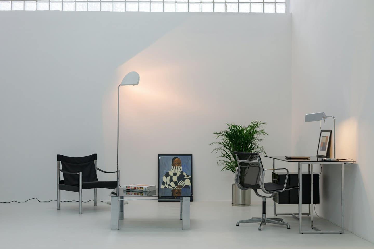Kaasaegne kontor ja puhkeruum minimalistliku mööbliga.